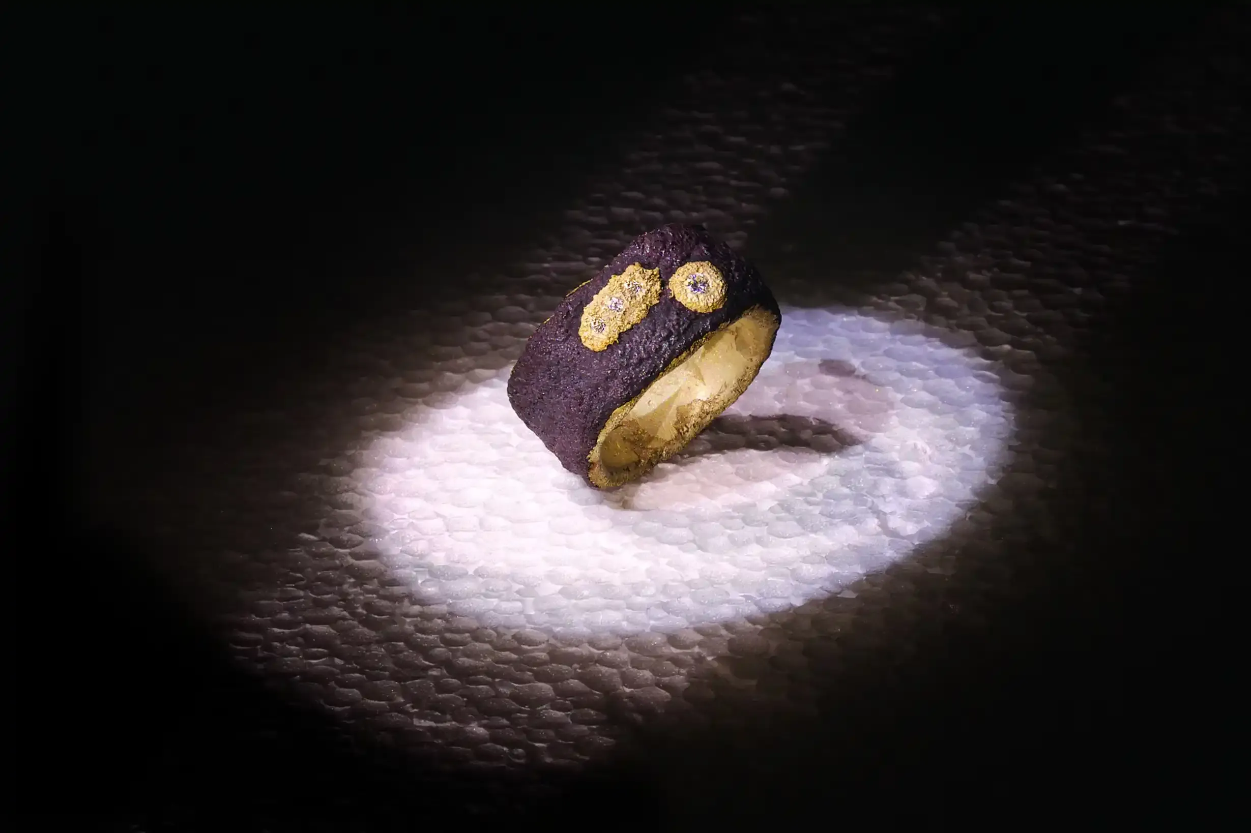 anello fascia base ferro alta gioielleria artigianale con oro giallo e diamanti